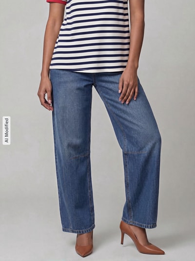Frauenmodel trägt Barrel Jeans aus Baumwoll-Mix von Buena Vista in Mittelblau, lockere Passform, glatte Textur, Nahaufnahme Unterkörper, Damen Barrel Jeans von Buena Vista.