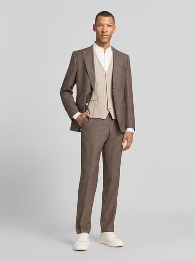 Mannelijk model draagt Weste mit Brustleistentasche Modell 'Mosley' van CG - Club of Gents in beige met V-hals, knoopsluiting, borstpas, zijzakken, getailleerde fit, katoenmix, volledige lichaamsvoorzijde.