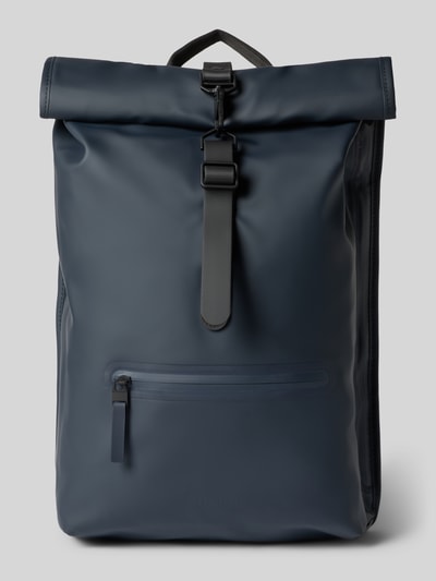 Produktfoto, Rucksack mit Logo-Detail von Rains aus glattem, dunkelblauem Material mit Karabinerhaken, Rolltop und Reißverschluss, Kontext: Herren Rucksack von Rains, Hauptfach mit Karabinerhaken, verstellbare Schulterriemen, Logo-Detail, Rolltop, Größe: 34x48x11 cm, Schulterriemen: 80 cm
