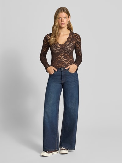 Vrouwenmodel draagt bruin shirt met lange mouwen in mesh-look met kanten textuur, Slim Fit Langarmshirt in Spitzen-Mesh-Optik model 'NIKKA' van ONLY, Dames Langarmshirt, volledig frontaal zicht