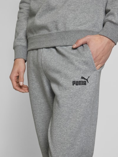 PUMA PERFORMANCE Sweatpants mit Logo-Stitching Mittelgrau Melange 3