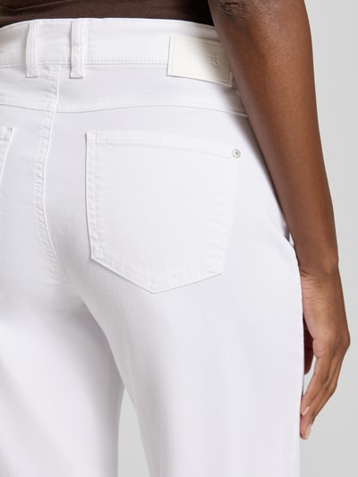 Frauenmodel trägt Jeans in verkürzter Passform Modell 'Laia' von Angels aus weißem Baumwoll-Mix mit Stretch-Anteil, Eingrifftaschen, Nahaufnahme Rückansicht.