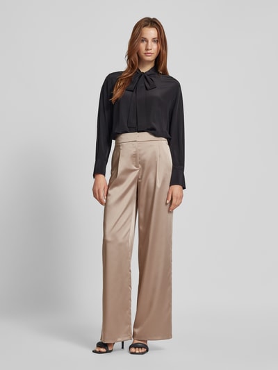 Jake*s Cocktail Regular Fit Bundfaltenhose aus Satin mit Paspeltasche am Gesäß Taupe 1