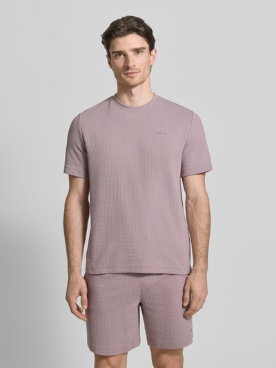 Männermodel trägt Regular Fit T-Shirt aus Baumwoll-Mix Modell 'AUSTIN' von HUGO, Optik: Unifarben, Waffelstruktur, Label-Stitching-Applikation, Rundhals, Kurzarm, Ganzkörperansicht von vorne.