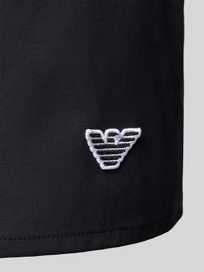 Produktfoto, schwarze Straight Fit Badeshorts mit Logo-Detail und elastischem Bund mit Tunnelzug, Emporio Armani, glatte Textur
