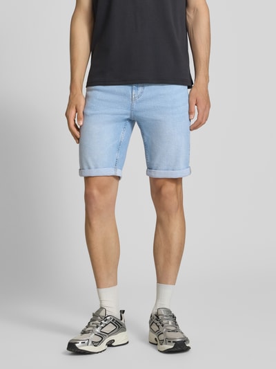 Męski model nosi Regular Fit Jeansshorts aus Baumwoll-Mix Modell 'PLY' od JACK & JONES, jasny denim, 5 kieszeni, brzeg z mankietem, szlufki, naszywka z logo, mieszanka bawełny, całe nogi, widok z przodu.