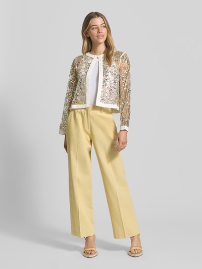 Frauenmodel trägt Semitransparente Jacke mit Pailletten von Milano Italy, Mesh, offene Passform, creme-goldene Töne, Ganzkörperansicht von vorne.