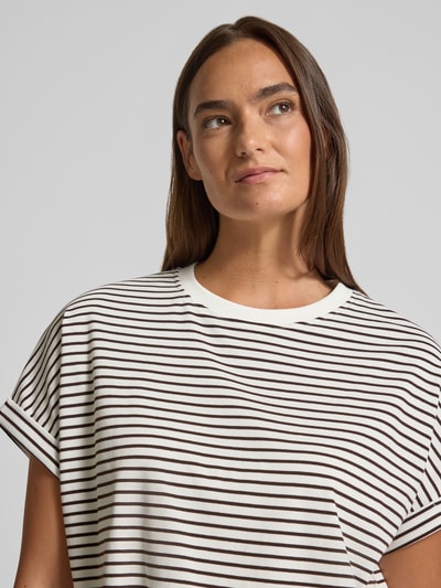 Vrouwenmodel draagt T-Shirt met Rundhalsuitsnede Modell 'Sotel' van OPUS, katoen-elastaan mix, relaxed fit, witte stof met zwarte strepen, korte mouw met omslag, detailopname bovenlichaam