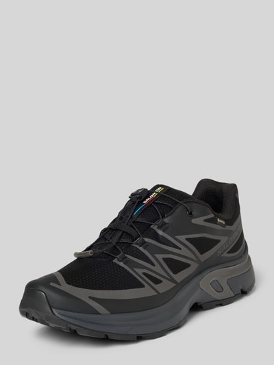 Produktfoto, Sneaker mit profilierter Sohle Modell 'XT-EVR GTX' von Salomon in Schwarz mit Schnürung, Logo und abgerundeter Spitze.