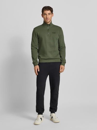 EA7 Emporio Armani Sweatshirt mit Stehkragen und Reißverschluss Schlamm 1