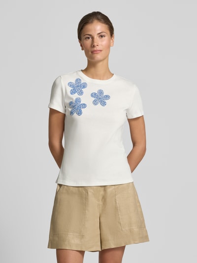 Frauenmodel trägt Regular Fit T-Shirt mit floralem Zierbesatz von Jake*s Casual aus reiner Baumwolle, Beige und Blau, Ganzkörperansicht von vorne.