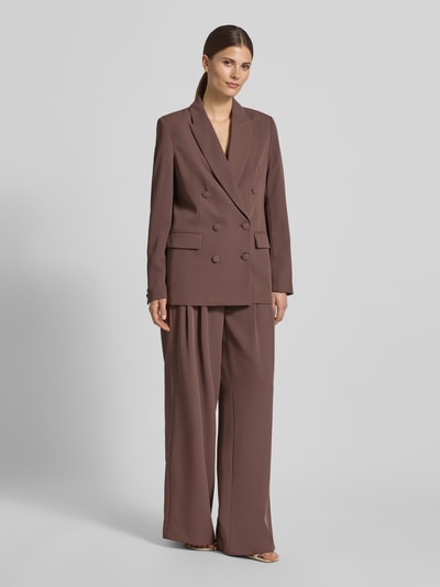 Frauenmodel trägt Regular Fit Blazer mit Pattentaschen von Christian Berg Cocktail in Braun, Material-Mix mit Stretch-Anteil, Zweireiher, Reverskragen, Ganzkörperansicht von vorne. Rückenlänge bei Größe 36: 70 cm.