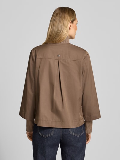 Frauenmodel trägt Regular Fit Jacke aus Baumwoll-Mix von s.Oliver BLACK LABEL, Optik: Unifarben, Rückenpasse mit Kellerfalte, Ganzkörperansicht Rückansicht.