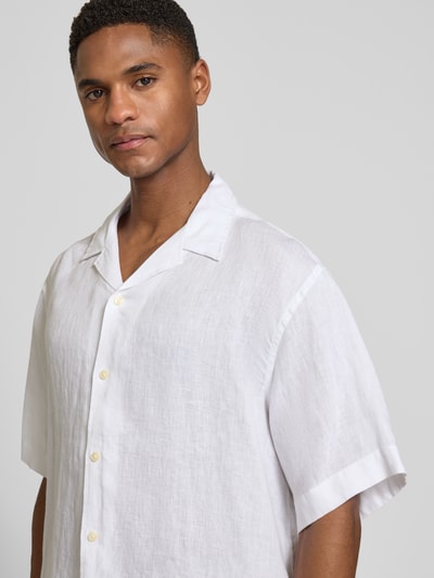 Mannelijk model draagt Relaxed Fit Leinenhemd met Resortkragen Modell 'KYLIAN' van SELECTED HOMME, effen wit, puur linnen, knoopsluiting, korte mouw, detailopname bovenlichaam
