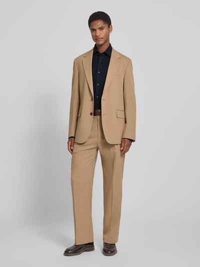 Męski model nosi Slim Fit Business-Hemd mit Haifischkragen Modell 'Phil' von JOOP! z bawełny, fakturowany wzór, wyhaftowane logo, krój slim fit, kołnierzyk typu cutaway, długość tyłu w rozmiarze 40: 80 cm, szerokość ramion w rozmiarze 40: 42 cm, długość rękawów w rozmiarze 40: 72 cm, ciemne kolory, pełen widok z przodu.