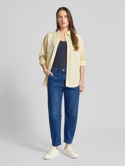 Frauenmodel trägt Jeans mit Gesäßtaschen von Buena Vista in Blau, lockerer Schnitt, Baumwoll-Mix, Ganzkörperansicht von vorne.