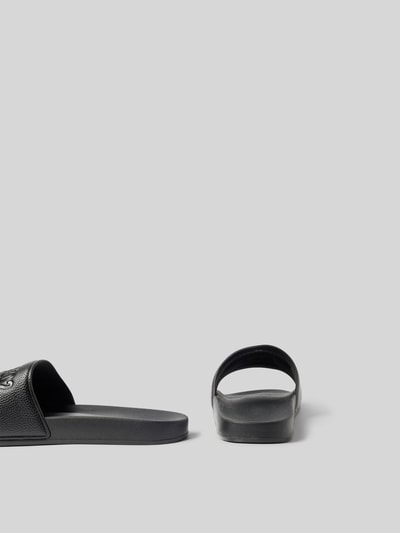 Produktfoto, Slides mit Label-Prägung von Dsquared2 in Schwarz, abgerundete Form, Strukturmuster und glatte Sohle, offene Ferse