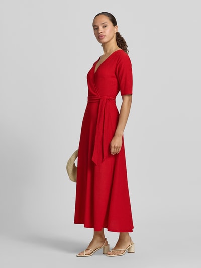 Vrouwenmodel draagt Wickelkleid mit V-Ausschnitt und Bindegürtel van Zero in rood, materiaalmix met stretch, a-lijn midi-jurk, ruglengte 100 cm, borstwijdte 40 cm, mouwlengte 29 cm, geheel zijaanzicht van voren.