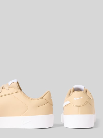 Produktfoto, Sneaker mit Label-Detail von Nike in Beige mit weißer Sohle vor grauem Hintergrund, Herren Sneaker von Nike