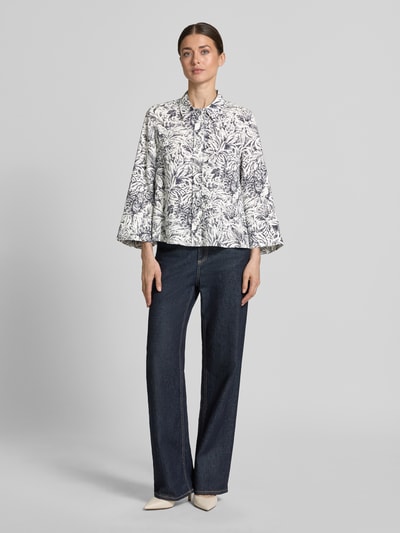 Kobiece modelka nosi Regular Fit Langarmbluse aus Lyocell im Allover-Look von Windsor, wzór na całej powierzchni, kołnierzyk koszulowy, listwa guzikowa na całej długości, z długim rękawem, długość tyłu w rozmiarze 36: 60 cm, szerokość w rozmiarze 36: 47 cm, długość rękawów w rozmiarze 36: 52 cm, odcienie bieli i granatu, szerokie rękawy, gładka faktura, pełny widok z przodu.