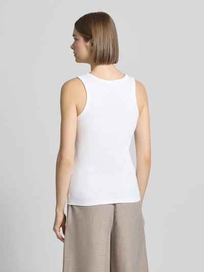 Frauenmodel trägt Slim Fit Top aus Baumwoll-Mix Modell 'MAY' von Pieces in Optik: Unifarben, Jersey, ohne Ärmel, Ganzkörperansicht Rückansicht.