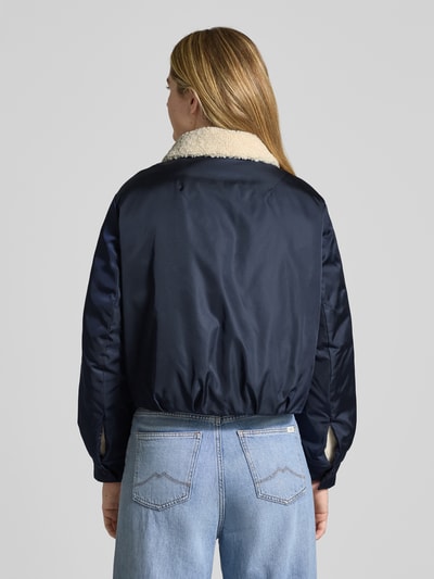 Vrouwenmodel draagt Bomberjacke mit Entendaunen-Füllung und Eingrifftaschen van Luisa Cerano, recht model, donkerblauw met teddy kraag, rugaanzicht.