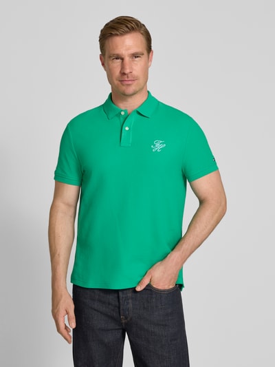 Männermodel trägt Regular Fit Poloshirt aus reiner Baumwolle von Tommy Hilfiger, Optik: Unifarben, Ganzkörperansicht von vorne