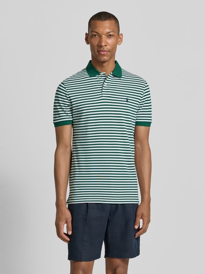 Männermodel trägt Slim Fit Poloshirt aus reiner Baumwolle Modell 'YD MESH STRIPE POLO' von Polo Ralph Lauren, grün-weiß gestreift, Kurzarm, Ganzkörperansicht von vorne. Herren Poloshirt.