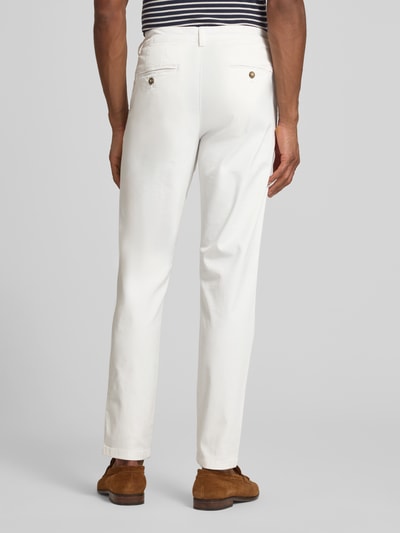 Männermodel trägt Slim Fit Chino aus Baumwoll-Mix von SELECTED HOMME, Optik: Unifarben, Passform: Slim-Fit, Ganzkörperansicht Rückansicht.