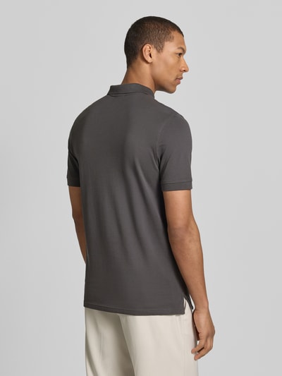 Männermodel trägt Regular Fit Poloshirt mit Stitching von Christian Berg Men, reine Baumwolle, Rückenlänge 70 cm, Ganzkörperansicht Rückansicht.