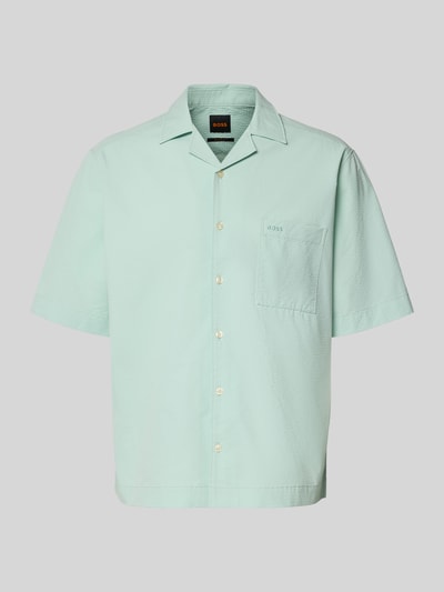 Produktfoto, Relaxed Fit Freizeithemd mit Seersucker-Verarbeitung Modell 'LAPISY_M' von BOSS Orange in Optik: Unifarben, Knopfleiste durchgehend, Kurzarm, Brusttasche, Materialverarbeitung Seersucker in zartem Mintgrün.