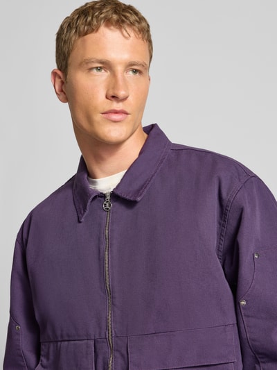 Männermodel trägt Jacke aus Wolle mit Pattentaschen Modell 'DOGMA WORK JACKET' von Edwin, Regular-Fit, Nahaufnahme Oberkörper.