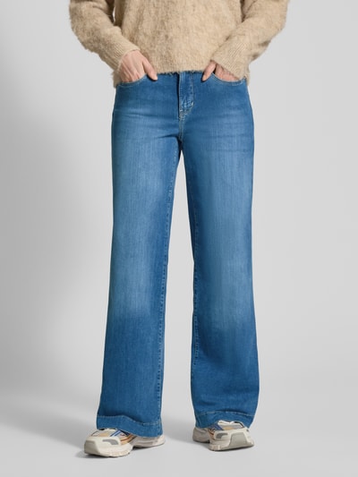 Frauenmodel trägt Wide Leg Jeans mit 5-Pocket-Design von MAC, aus Baumwoll-Mix mit Stretch, in Blau, Ganzkörperansicht von vorne.