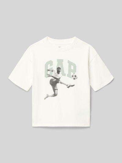 Produktfoto, Kinder T-Shirt mit Motiv- und Logo-Print von GAP in Weiß, Reine Baumwolle, Straight Fit, gerippter Rundhalsausschnitt, Rückenlänge 45 cm in Größe 116, weiche Oberfläche.
