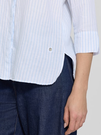 Frauenmodel trägt Regular Fit Hemdbluse aus reiner Baumwolle Modell 'VIKI' von Brax, Allover-Muster, Nahaufnahme Oberkörper.