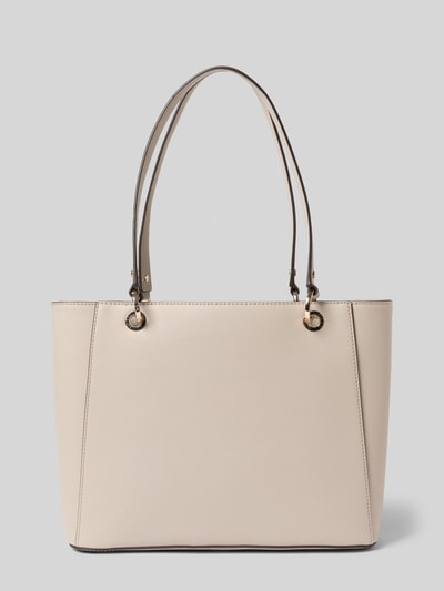 Produktfoto, cremefarbene Umhängetasche mit Label-Applikation Modell 'NOELLE II' von Guess, Hauptfach mit Reißverschluss, Tragehenkel, Innenfach mit Reißverschluss, Breite 38 cm, Länge 27 cm, Tiefe 10 cm, Schulterriemen 58 cm, glatte Textur