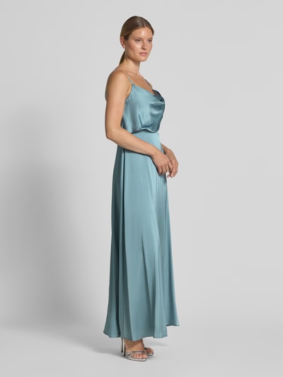 Frauenmodel trägt Abendkleid aus Satin in Midilänge von Hey Kyla in Hellblau, taillierte Passform, schimmernde Textur, Ganzkörperansicht von vorne.