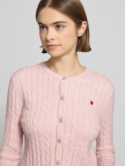 Frauenmodel trägt Shaped Fit Cardigan aus Viskose-Mix Modell 'KATIA' von Only in Optik: Unifarben, Strickoptik, Zopfmuster, Nahaufnahme Oberkörper.