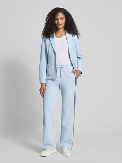 Kobiece model nosi Wide Fit Sweatpants mit Strukturmuster von Marc Cain, jasnoniebieska mieszanka bawełny, tunel, pas, długość wewnętrzna nogawki 89 cm, szerokość w rozmiarze 36: 39 cm, fakturowany wzór, widok całej sylwetki z przodu.