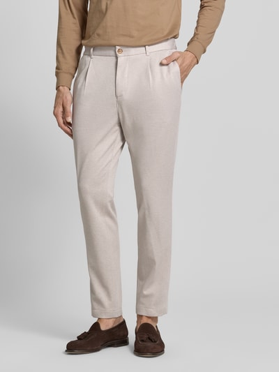 Męski model nosi Regular Fit Anzughose aus Viskose-Mix Modell 'Lester' od JOOP! Collection, beżowy kolor, tekstura gładka, krój regular fit, tylne kieszenie, Szerokość w rozmiarze 50: 44 cm, długość nogawki od wewnątrz w rozmiarze 50: 76 cm, zdjęcie całej sylwetki z przodu.