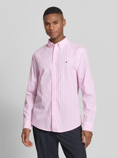 Männermodel trägt Regular Fit Freizeithemd aus Baumwoll-Popeline von Tommy Hilfiger, Optik: Allover-Muster, gestreift, Nahaufnahme Oberkörper.