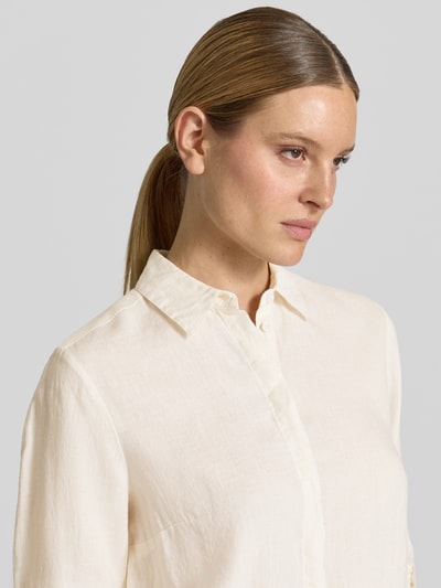 Modelka kobieca nosi Relaxed Fit Leinenbluse mit 3/4-Arm Modell 'Clay' od TONI, czysta len, jasny beż, kryta listwa guzikowa, kołnierzyk koszulowy, zdjęcie zbliżenie górnej części ciała