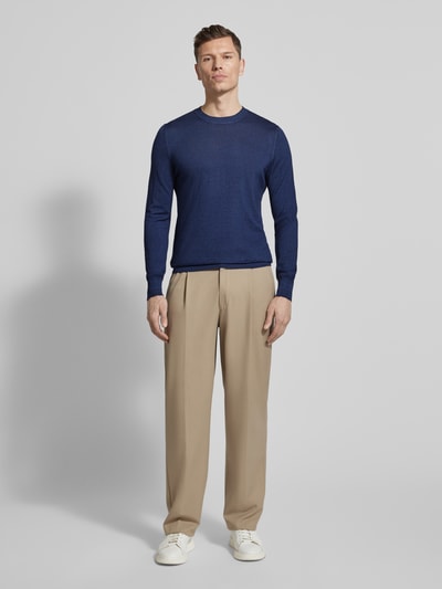 Männermodel trägt Strickpullover aus reiner Schurwolle von GRAN SASSO in Dunkelblau, körpernaher Schnitt, Ganzkörperansicht von vorne.