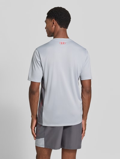 Männermodel trägt Regular Fit Sport-T-Shirt mit Label-Print von Under Armour in Grau, glatte Textur, Ganzkörperansicht Rückansicht. Herren Sport-T-Shirt von Under Armour.