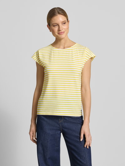Frauenmodel trägt Regular Fit T-Shirt mit Rundhalsausschnitt von G.I.G.A. DX, taillierte Passform, gelbe und weiße Streifen, elastischer Baumwoll-Mix, Ganzkörperansicht von vorne.