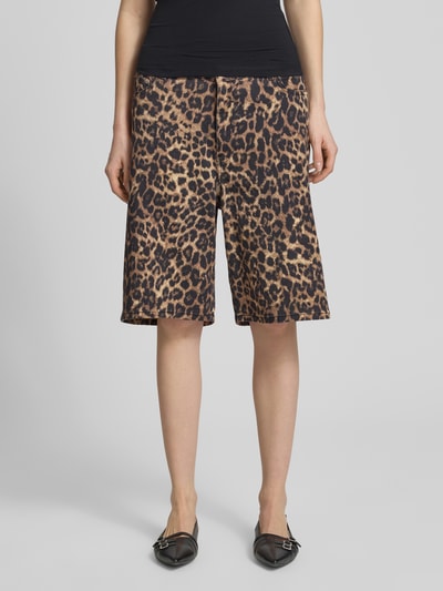 Frauenmodel trägt Shorts im 5-Pocket-Design Modell 'SARAH KYOTO' von JJXX aus Baumwoll-Mix mit Stretch-Anteil, Baggy Fit, Ganzkörperansicht von vorne.