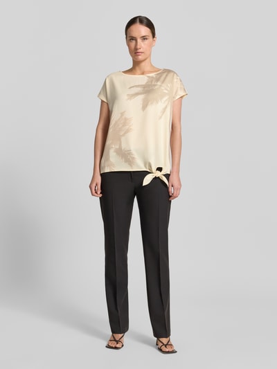 Frauenmodel trägt Relaxed Fit T-Shirt mit Allover-Muster von s.Oliver BLACK LABEL, U-Boot-Ausschnitt, Kurzarm, Optik:Allover-Muster, Ganzkörperansicht von vorne.