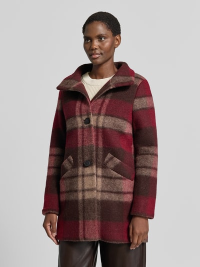 Frauenmodel trägt Regular Fit Mantel aus Woll-Mix von FUCHS SCHMITT, kariertes Muster in Rot- und Beigetönen, Nahaufnahme Oberkörper. Schulterbreite 42 cm, Rückenlänge 81 cm, Brustweite 47 cm, Ärmellänge 64 cm.