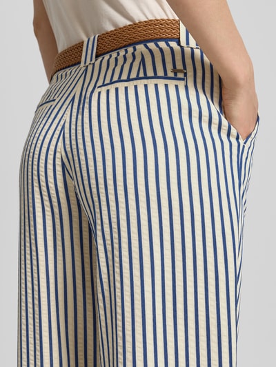 Frauenmodel trägt Wide Fit Hose mit Viskose-Anteil von Christian Berg Woman, Material-Mix, Abnehmbarer Gürtel in Flecht-Optik, Eingrifftaschen, Nahaufnahme Rückansicht.