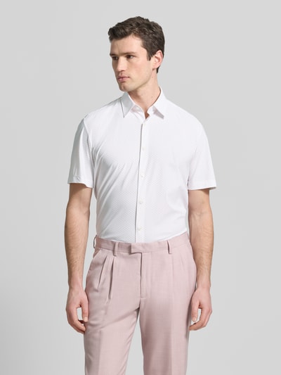 Männermodel trägt Regular Fit Freizeithemd mit Kentkragen Modell 'LIAM' von BOSS, Optik: Unifarben, Popeline, Ganzkörperansicht von vorne.